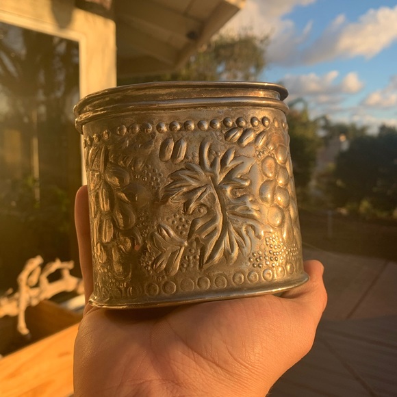 Free shipping! Vintage Silver Metal Box ~Grape & Vine Design~ - Picture 2 of 10